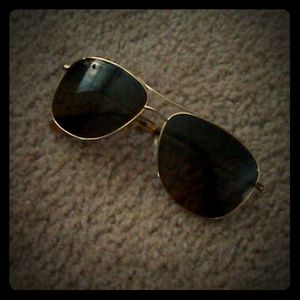 Maui Jim's aviators with gold frame.